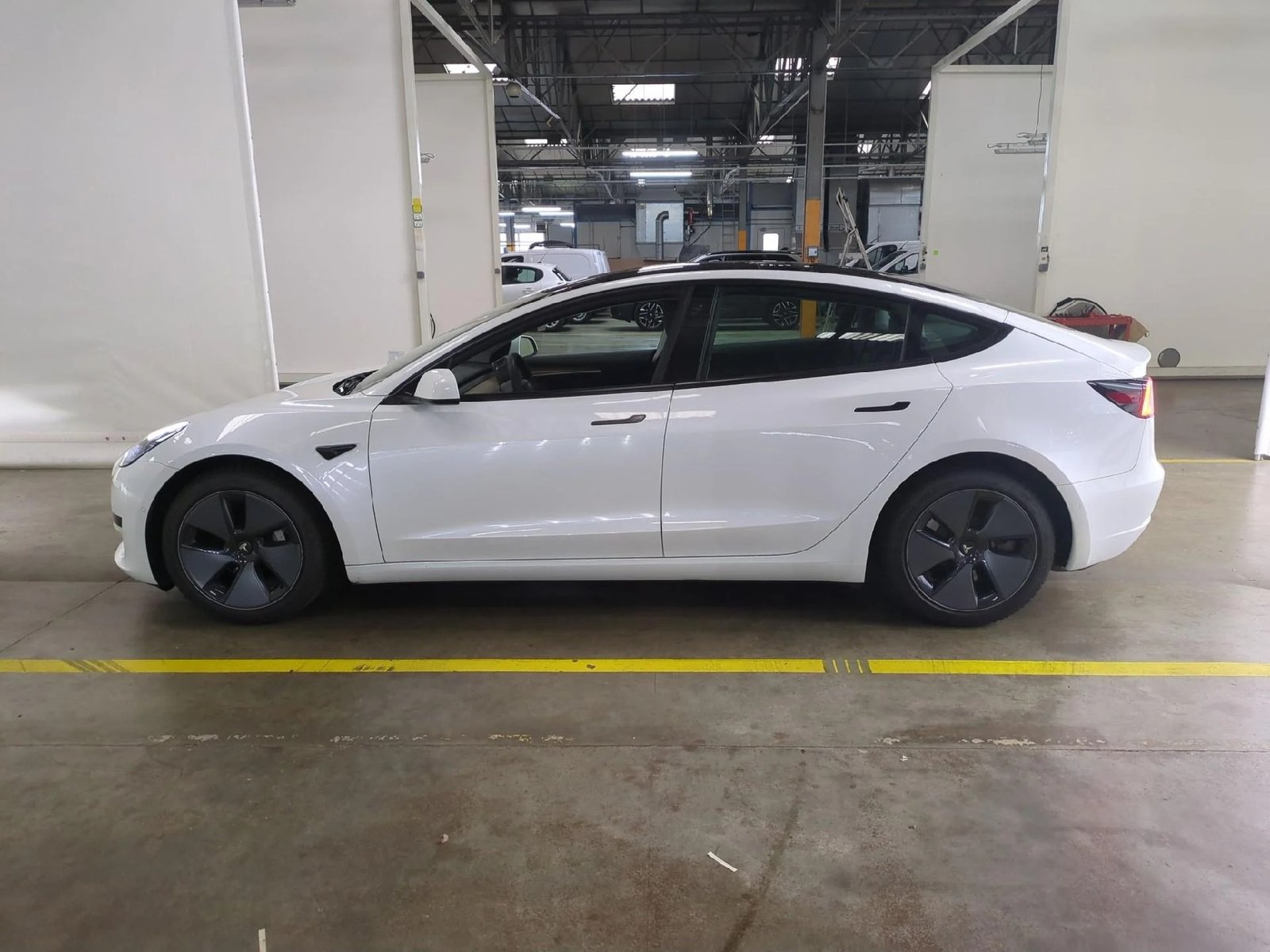 
								TESLA Model 3 Autonomie Standard Plus RWD full									